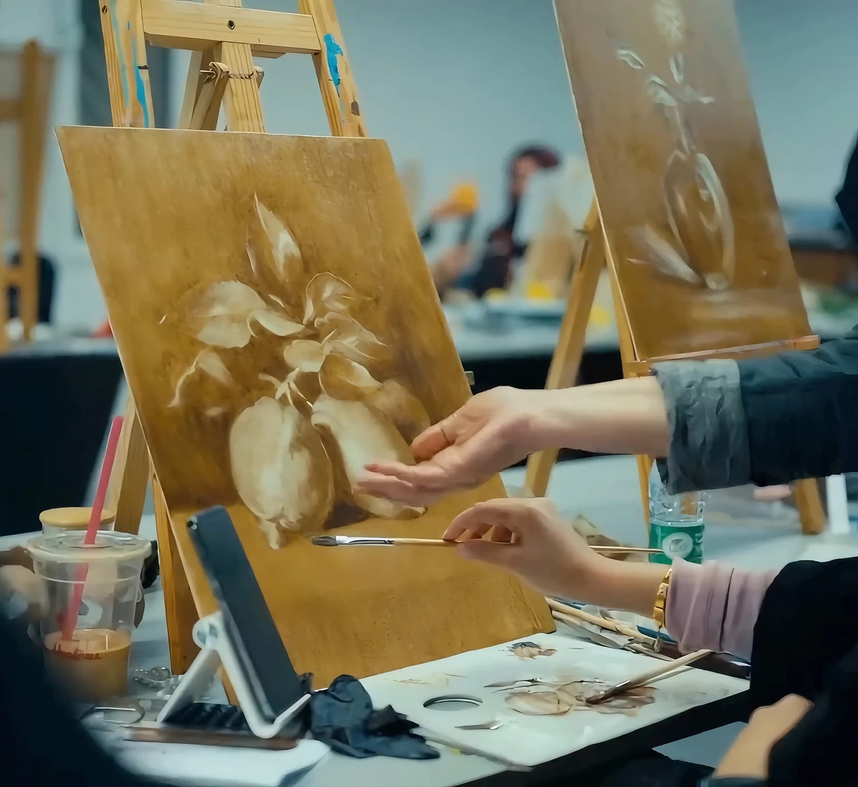 Hanan demonstrating oil painting during a workshop
